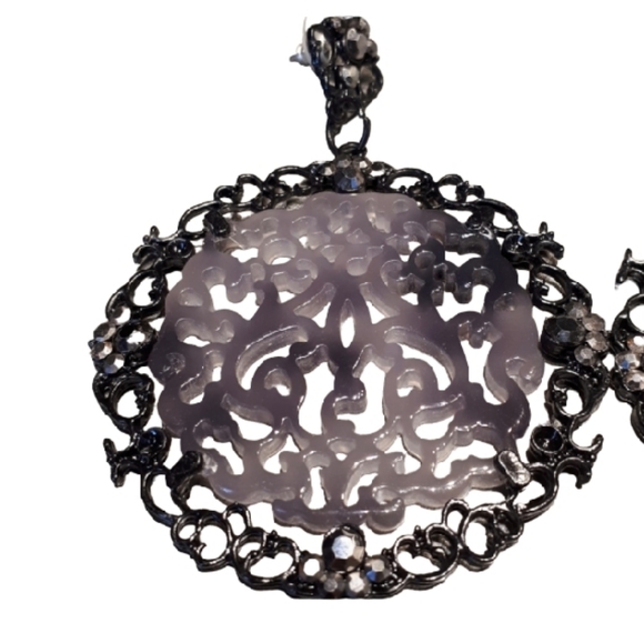 Black earrings - Picture 3 of 3